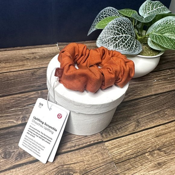 Lululemon Uplifting Scrunchie NWT ONE SIZE (BUOJ) - Picture 2 of 9